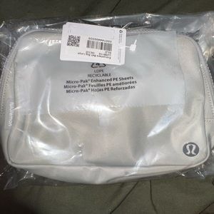 Lululemon everywhere belt bag